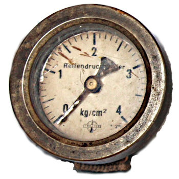 Geh�use mit Reifendruckpr�fer als Tiefenmesser